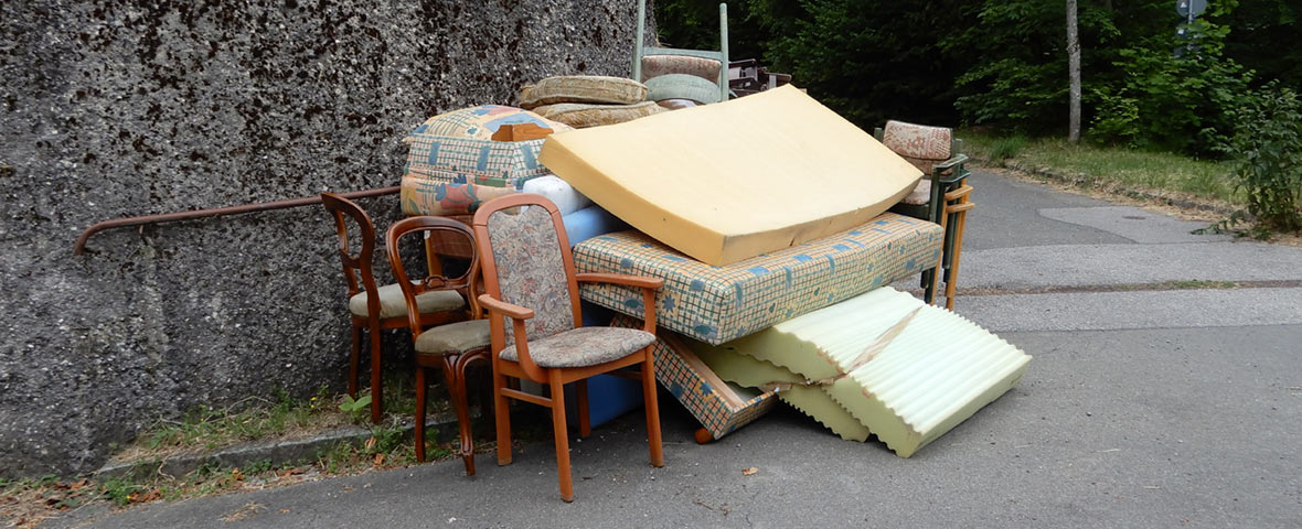 Foto: Sperrmüll an einer Begrenzungsmauer zur Abholung bereitgestellt