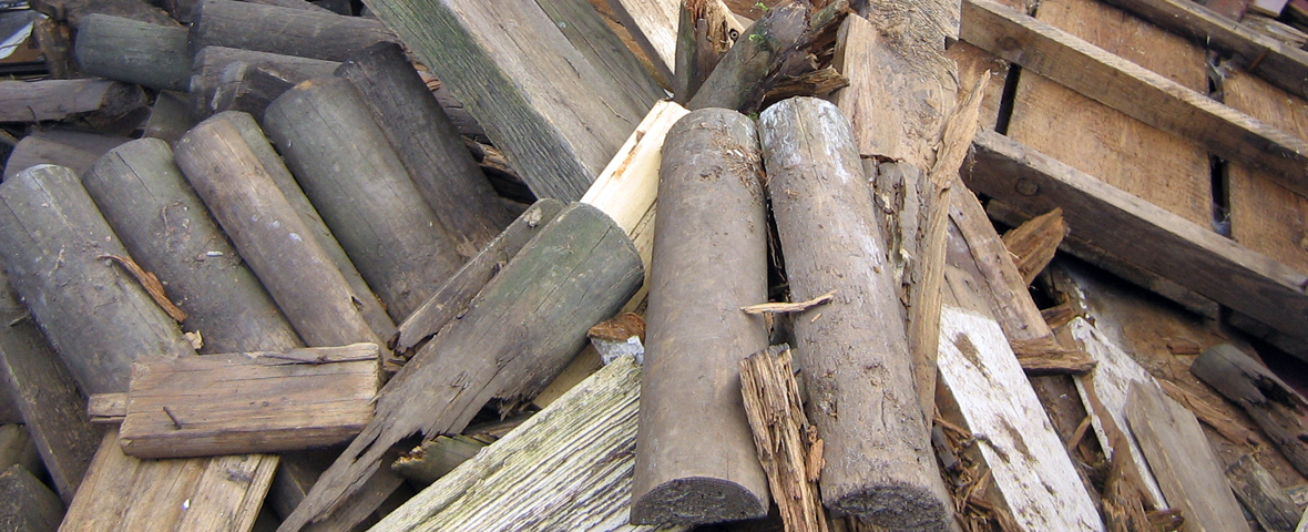 Bauabfall Holz Pfähle